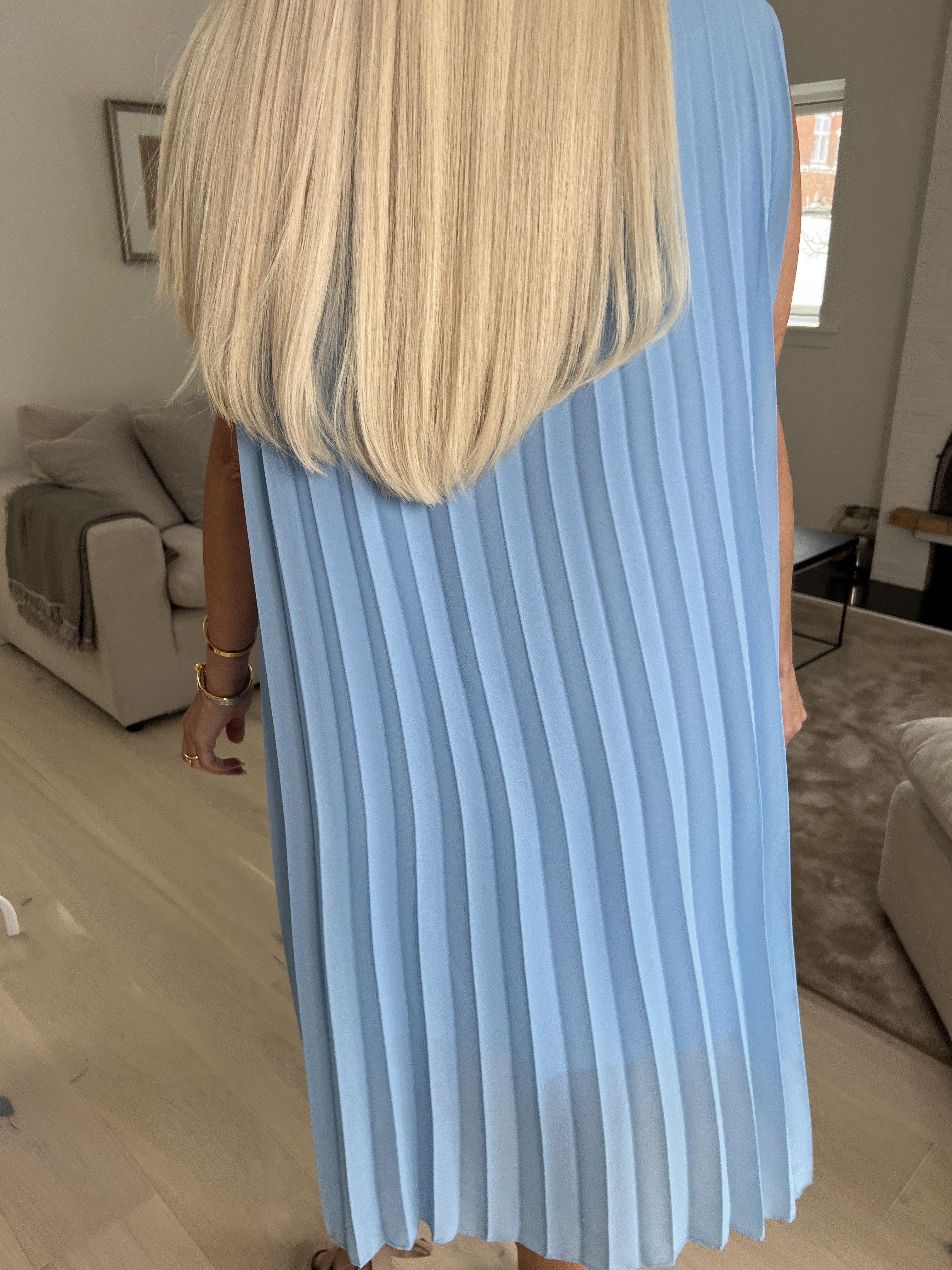 Saline - Söt ärmlös klänning i plisserad chiffong